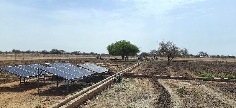 campo agricolo e pannelli solari
