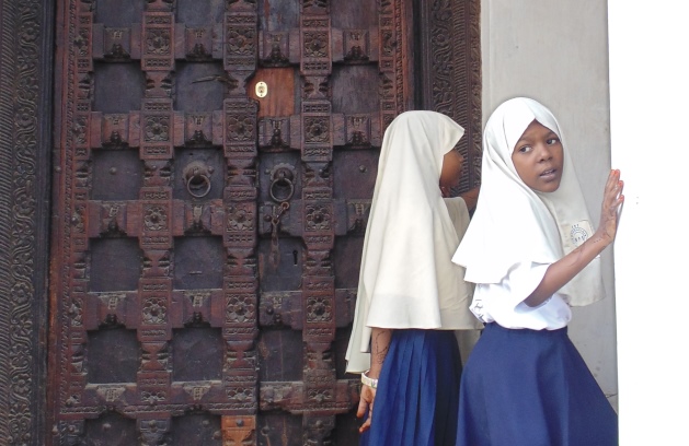 bambine davanti a portone Stone Town Zanzibar